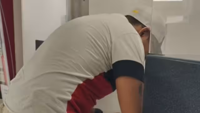 El pasajero comentó que los empleados nunca le avisaron que el viaje había cerrado 45 minutos antes