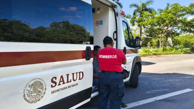 Falla mecánica provoca aparatosa volcadura en la salida de Chetumal; conductor sobrevive al accidente