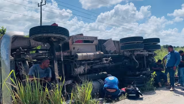 Al parecer, el peso causó que el chofer perdiera el control.