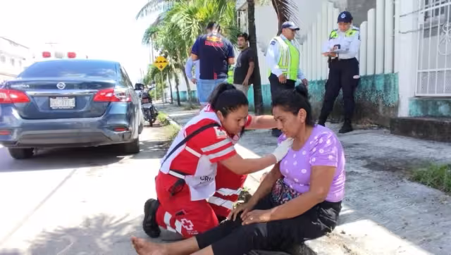 Motoconductora termina con crisis nerviosa tras chocar en la Avenida Portes Gil