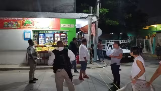 Sólo 20 minutos le tomó al personal de la CFE restablecer la luz en la zona