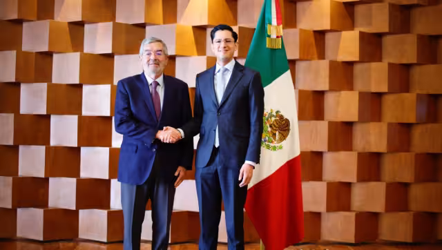 Juan Ramón de la Fuente encabeza su último acto ante la SRE.