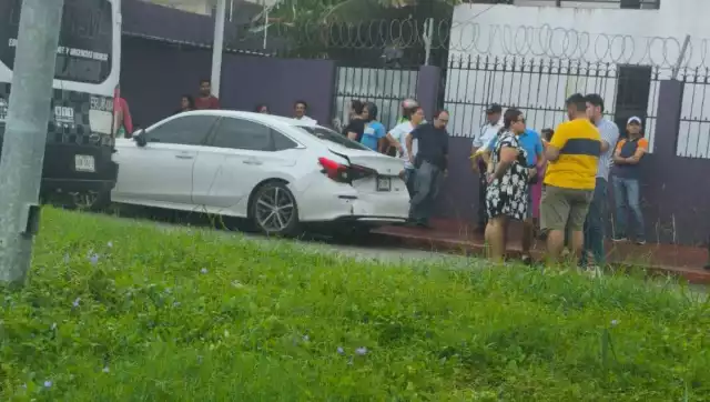 Carambola en Calzada Veracruz para el tráfico algunos minutos e involucra a dos conductores y un motociclista