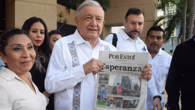 AMLO fue recibido por varios simpatizantes a su salida de un hotel en Paseo de Montejo, donde pernoctó la noche de sábado
