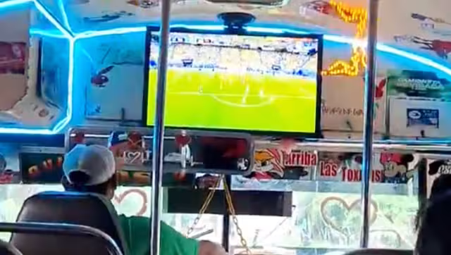 Chofer de microbús transmite los partidos del Mundial durante su ruta: VIDEO