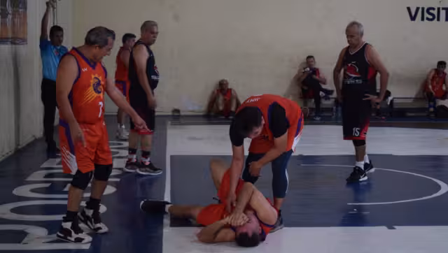 Partido de basquetbol de veteranos termina en problemas; acuden cuerpos de emergencia