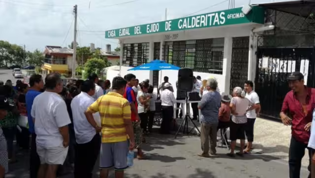 Acusan a Juan Carlos Poot (r) de desviar al menos 100 millones de pesos por la venta de predios del núcleo agrario.