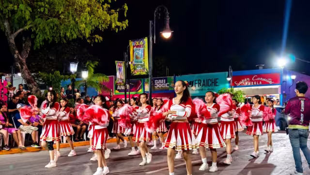 Más de 4,600 participantes llenan de color el desfile por el 115 aniversario de la Revolución Mexicana en Ciudad del Carmen