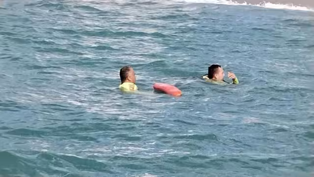 Elementos de Protección Civil de Jalisco lograron rescatar a una persona que estaba siendo tragada por el mar en la Playa Camarones de Puerto Vallarta mientras otra sigue desaparecida