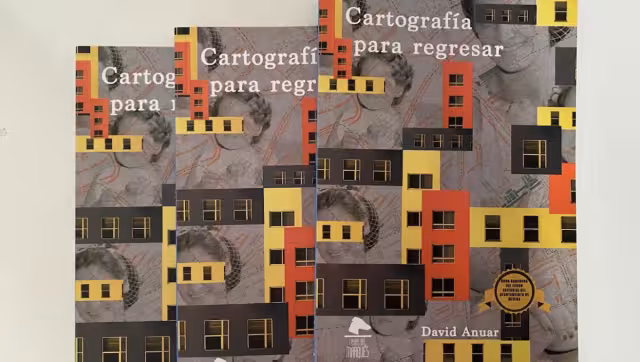 Comentó que en el libro cuenta parte de su historia, pero como en el cuento se utiliza ficción