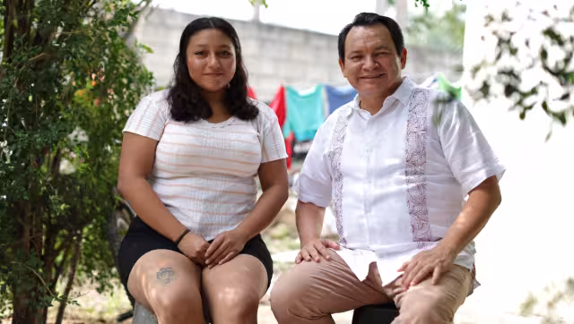 María, madre de dos hijos pequeños, compartió su experiencia como trabajadora en el área de limpieza de una universidad