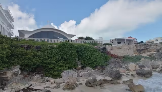 En la parte de abajo de la iglesia se puede observar la entrada a una oquedad que se formó por el derrumbe de las rocas