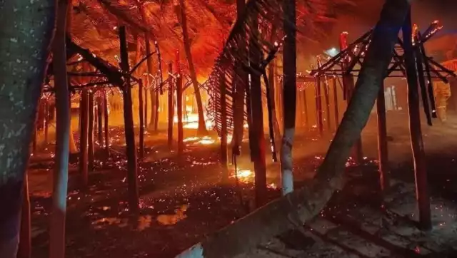 Terminan completamente calcinadas 50 palapas pequeñas pertenecientes al restaurante Crazy Lobster en Mahahual, dejando daños por 250 mil pesos