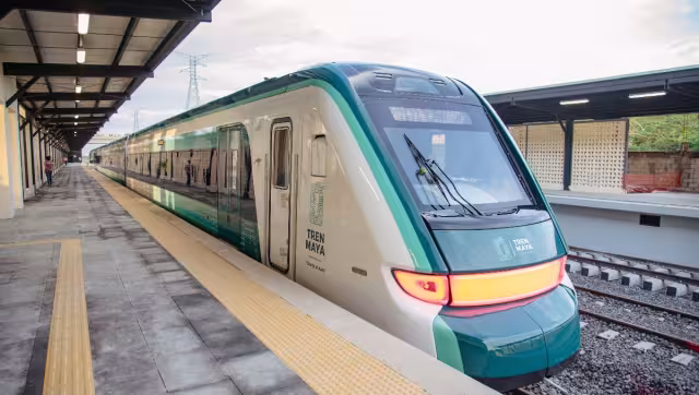 Carlos Slim fue uno de los invitados a subir a los vagones del Tren Maya este domingo