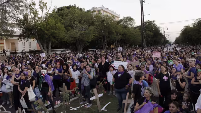 Con pancartas y vestidas de morado, las mujeres salieron a la calle