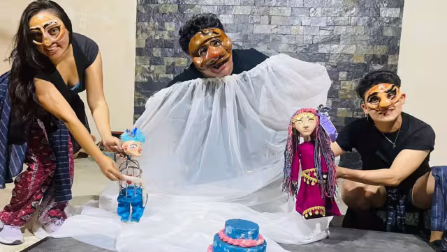 En escena se presentan entre nueve y 10 personajes diferentes de títeres que desarrollarán la trama principal