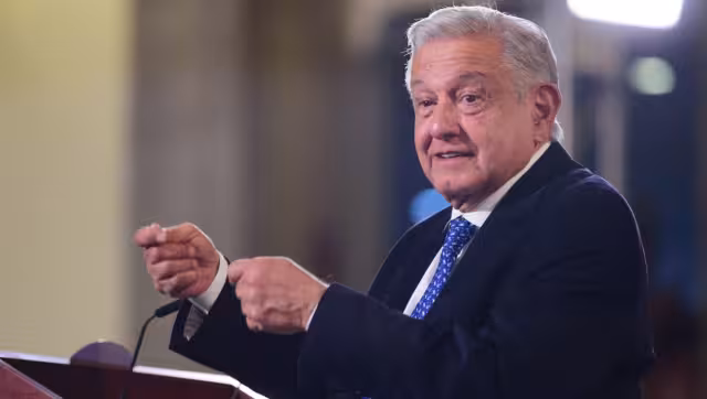 El presidente pide a policías que no se dejen manipular porque hay mano negra