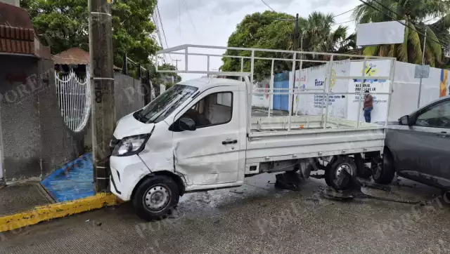 Un choque en la colonia Francisco I. Madero dejó daños materiales por varios miles de pesos.