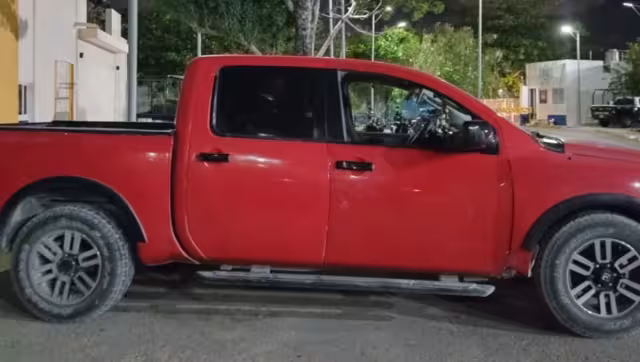 La camioneta se encontraba escondida entre la maleza en la colonia irregular Las Torres de Playa del Carmen