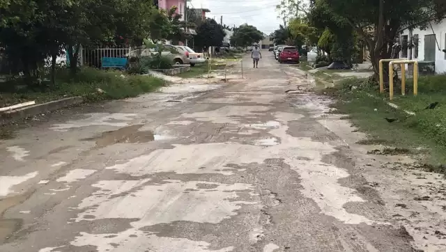 Vecinos de la calle Milán denuncian fuga de agua que no ha sido arreglada por las autoridades