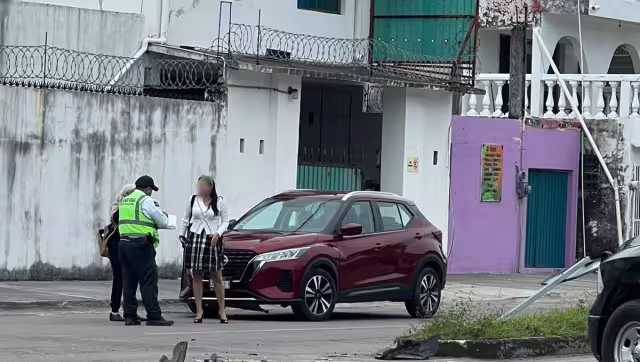 Accidente vial genera daño a la infraestructura pública