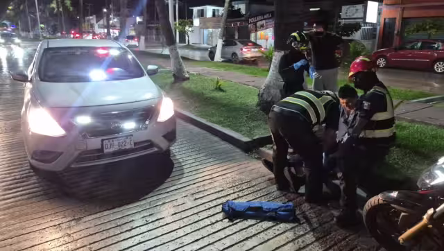 Motociclistas derrapan por pavimento mojado en Periférica Norte.