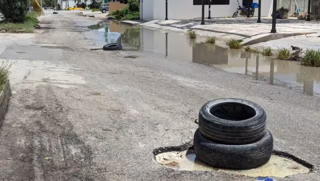 Vecinos las utilizan para alertar a los transeúntes de los múltiples baches