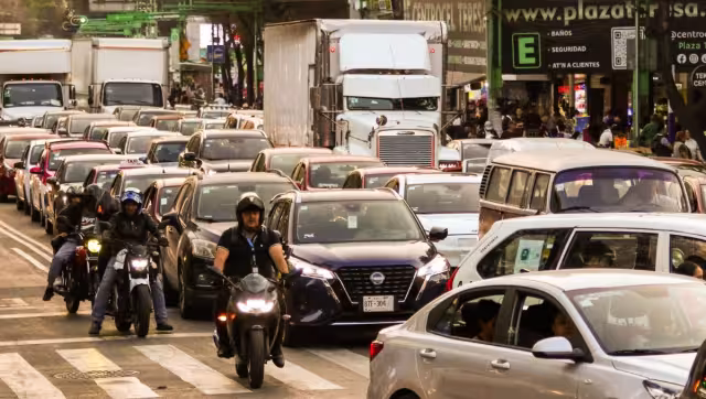 El programa Hoy No Circula es una medida ambiental que restringe la circulación vehicular en días específicos