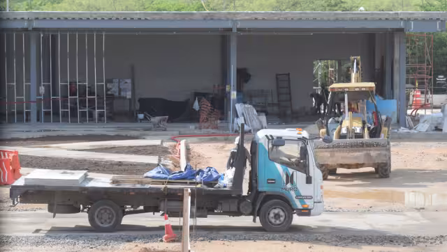 Los empleados comentaron que están trabajando al tope en horarios y confían en que quede listo para diciembre