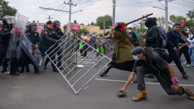 Al menos tres personas resultaron heridas, aunque no se precisó su estado de salud ni si pertenecían al grupo de manifestantes o al personal de seguridad
