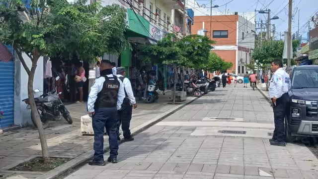Ciudadanos pidieron apoyo policial en el andador de la calle 29 del Centro de Escárcega tras un altercado entre una mujer y un menor.