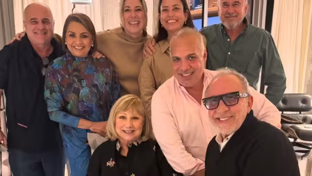 En la foto se le ve junto a María Antonieta Collins, Luz María Doria, productora ejecutiva de 'Despierta América' y Ronald Ray. 