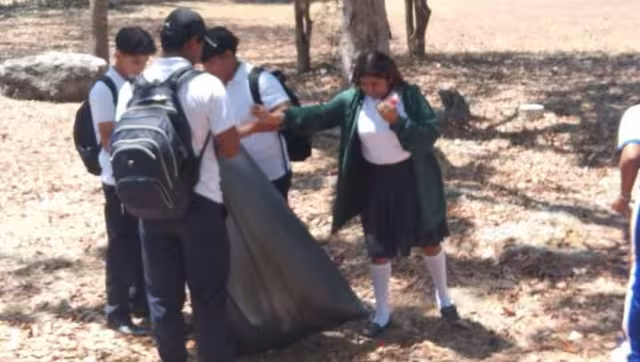 Alumnos de Sabancuy también elaboraron carteles con técnicas libres