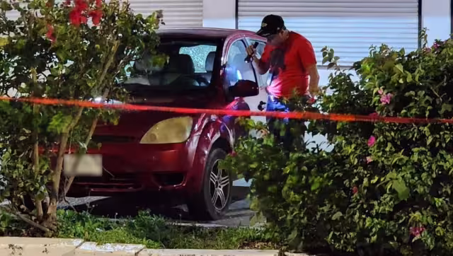 Un automóvil acabó perforado por cuatro disparos.
