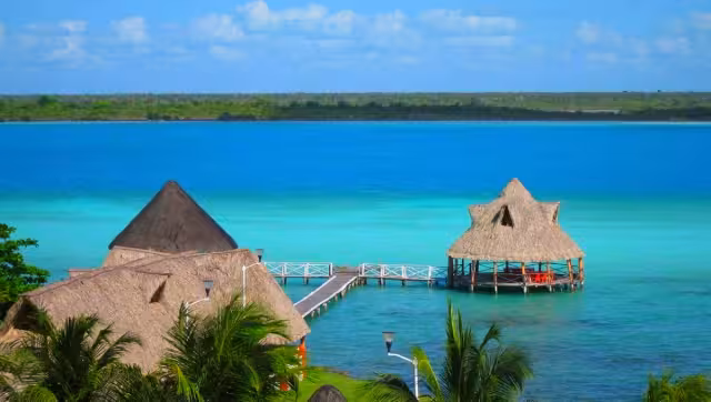  Su principal atractivo es la impresionante Laguna de los Siete Colores, que debe su nombre a las diferentes tonalidades que adquiere el agua