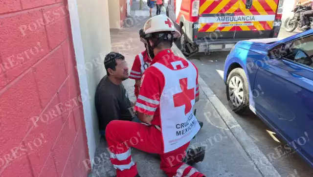 Indigente con posible ataque epiléptico es rescatado y hospitalizado en la Benito Juárez
