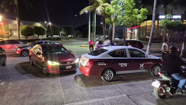 Vuelta en “U” provoca choque entre automóvil particular y taxi.