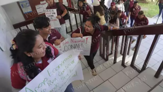 Docentes del CONAFE protestan por bajos salarios en el palacio federal