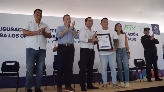 El acto de inauguración inició a las 11:30 horas con el corte de listón y la develación de la placa alusiva del edificio de la Agencia de Transporte