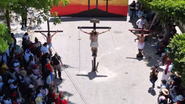 Feligreses recorrieron calles de las colonias acompañando a Jesús en su camino hacia el calvario