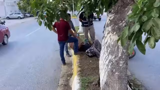 El motociclista terminó sobre el camellón tras el impacto y con varias heridas