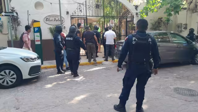 Ante el actuario,  que presentó la orden del juez, los uniformados aseguraron el inmueble para que trabajadores pudieran sacar los muebles que colocaban en un camión de mudanzas