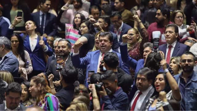 Uno de los puntos centrales del Plan B se encuentra en el artículo 134, donde se fijan límites a las remuneraciones de los funcionarios electorales