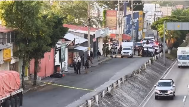 La zona fue acordonada tras el ataque, mientras cuerpos de emergencia y autoridades de seguridad acudieron para atender la situación