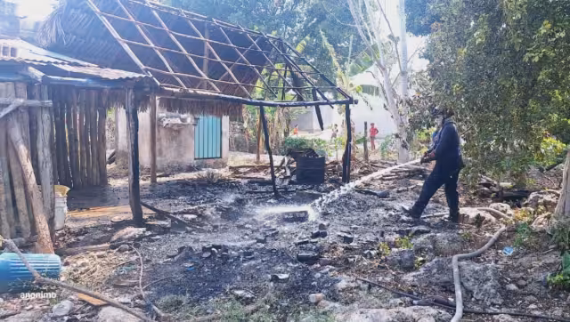 La palapa fue consumida en su totalidad, dejando daños materiales