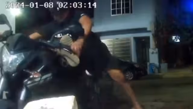 En el clip, ampliamente difundido en redes sociales, se ve a una persona acercarse sigilosamente a la vivienda y quitarle el seguro a la moto con facilidad.