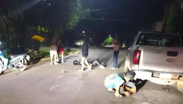 Resulta con presunta fractura en la clavícula un motociclista que intentó no atropellar a un perro, el lomito murió