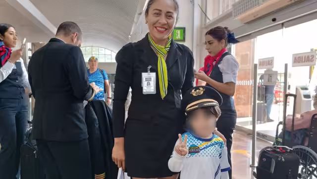 No falto la foto para el recuerdo del niño en el aeropuerto