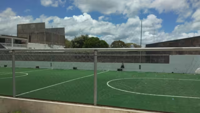 Las autoridades llegan a la cancha a sacar a los jóvenes con el pretexto que la cancha no esta inaugurada