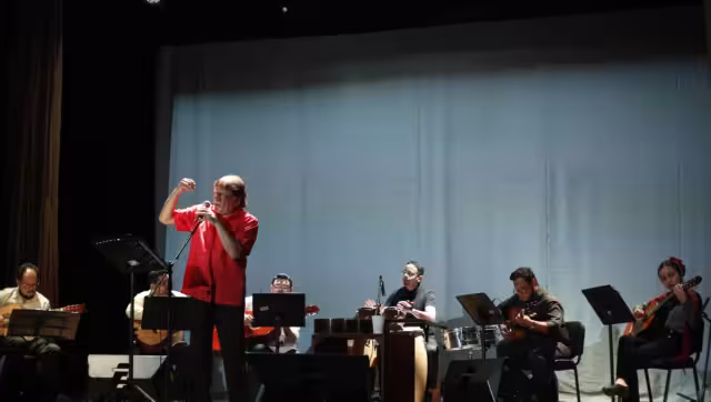 También cantó Hoy, poema de Fernando Espejo, que musicalizó como homenaje póstumo